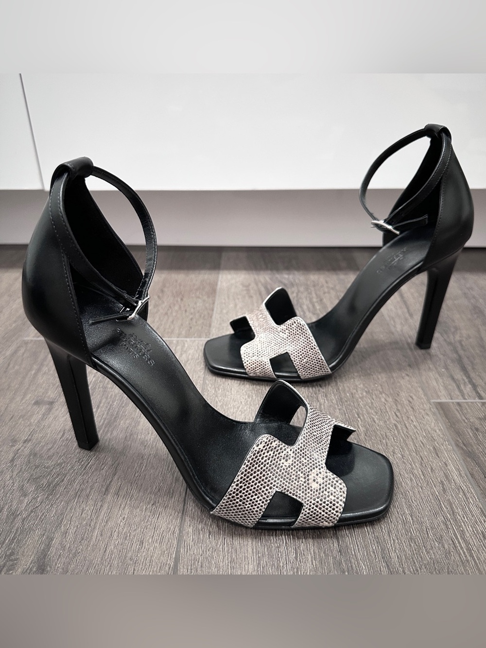 HERMES JOY 105 HEELS SANDALS in Natura lizard/black calfskin with ankle strap 39